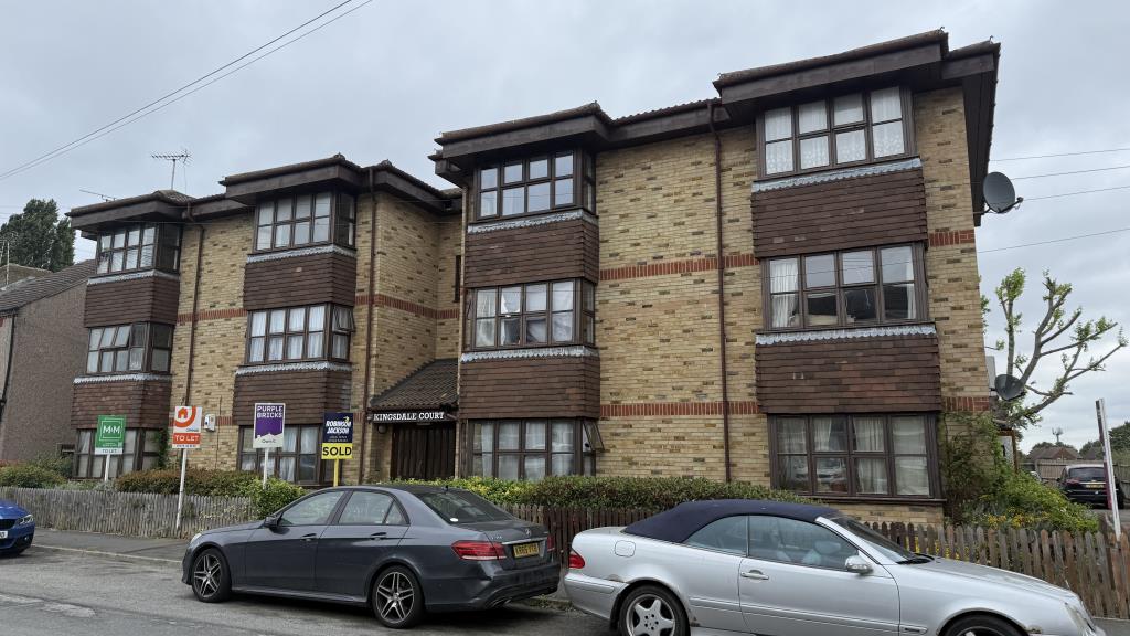 Lot: 144 - VACANT STUDIO FLAT FOR INVESTMENT - External image of front of building from Milton Road